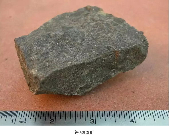 成矿的金伯利岩或者钾镁煌斑岩岩体规模不大,多呈筒状,透镜状或岩墙状